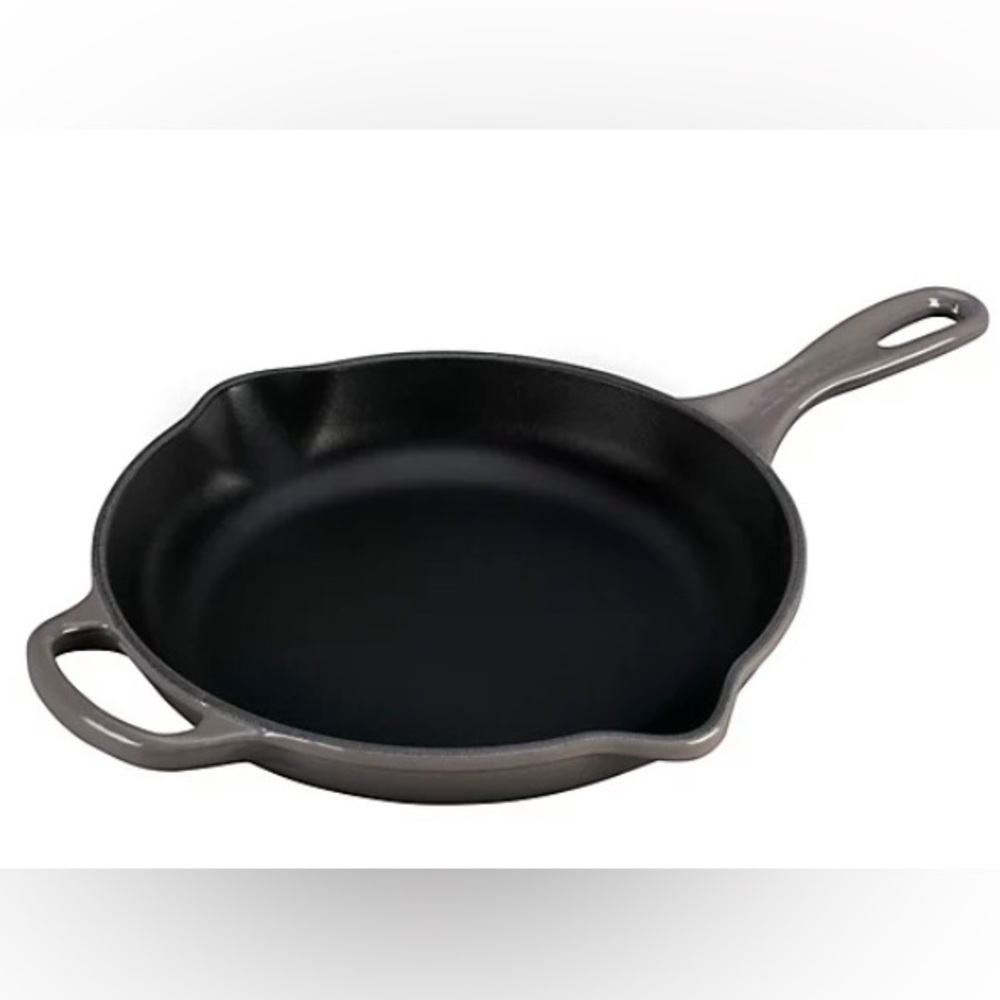 NWOT. Le Creuset 9” Signature Induction Cast Iron Skillet.